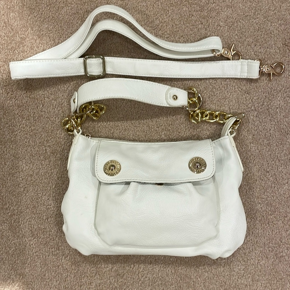 NEW white purse Chenson brand. Multiple zippers/pockets. Perfect for summer!